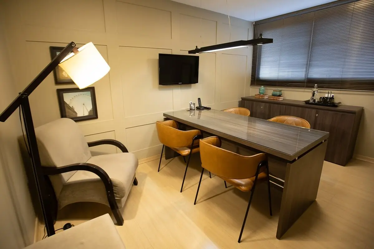 Sala Londres — ambiente aconchegante com TV e mesa de reunião, Prime Business Centers, Goiânia
