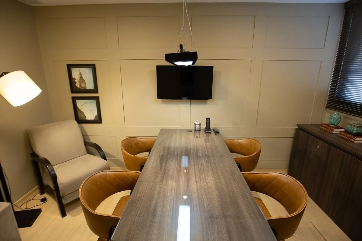 Sala Londres — mesa de reunião com cadeiras em couro caramelo, Prime Business Centers, Goiânia