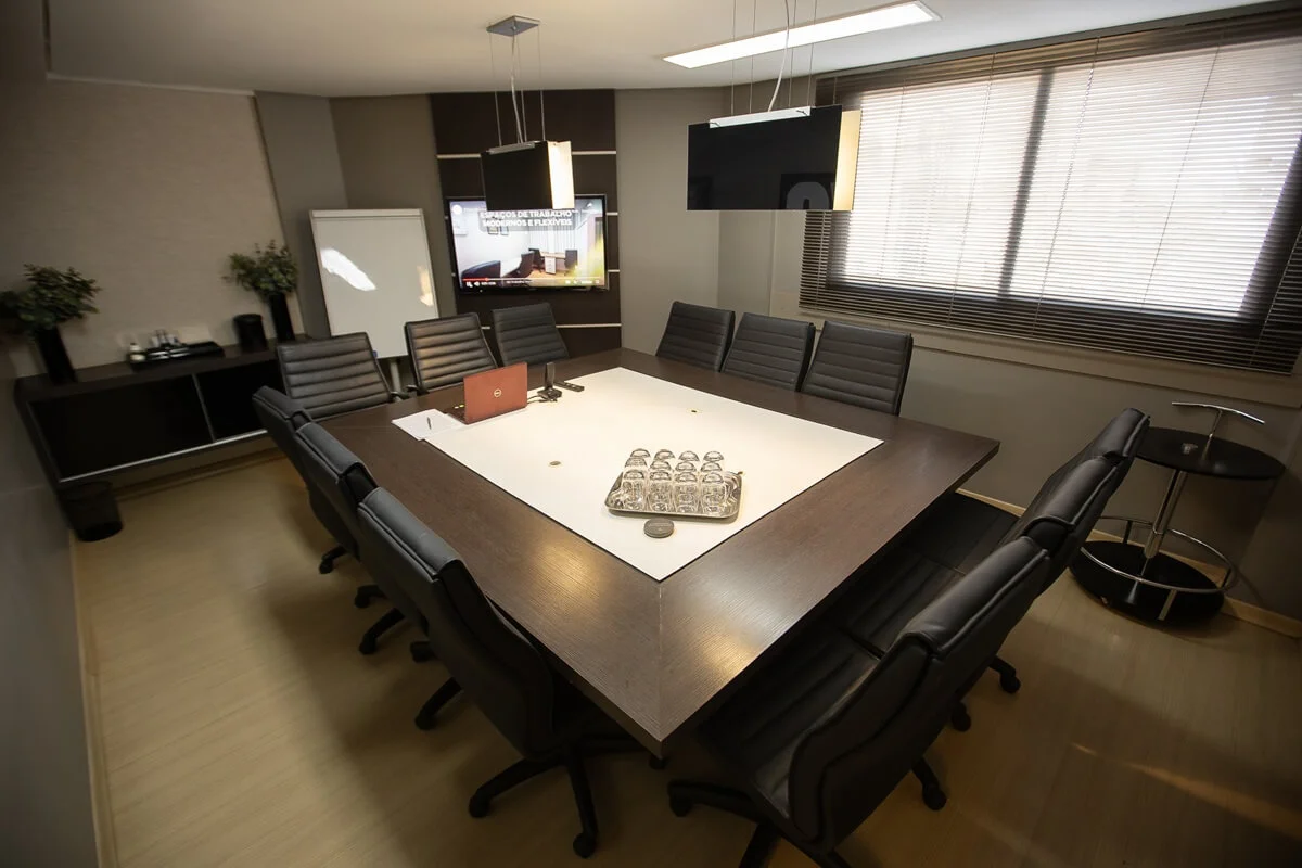 Sala New York — grande sala de reunião com mesa para 12 pessoas, Prime Business Centers, Goiânia
