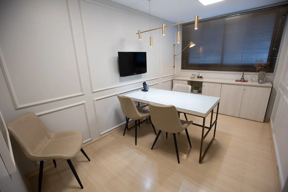 Sala Paris — escritório moderno com luminária dourada, Prime Business Centers, Goiânia